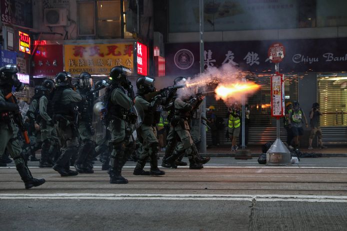 De politie zet traangas in om duizenden demonstranten uiteen te drijven in Hongkong.
