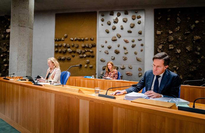 Minister van Financiën Sigrid Kaag (D66), minister voor Armoedebeleid Carola Schouten (CU) en premier Mark Rutte tijdens het debat over de regeringsverklaring. Dat debat gaat vandaag verder.