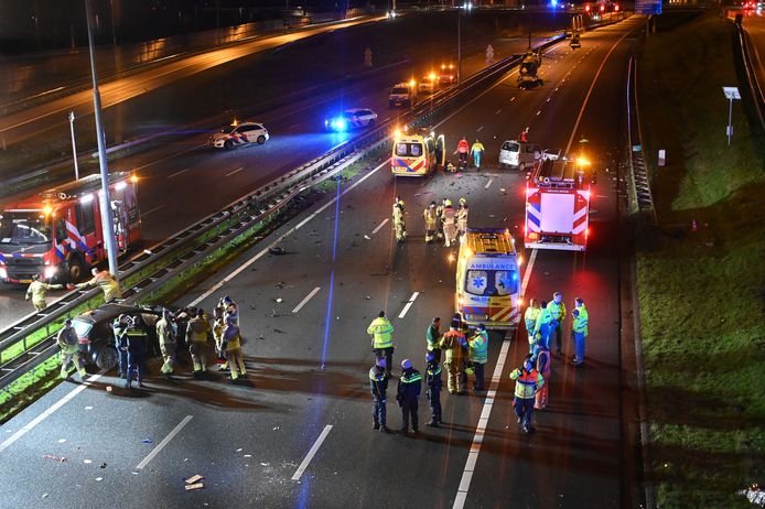 Bij een botsing tussen een spookrijder en een ander voertuig op de A16 bij Prinsenbeek, zijn drie mensen en een hond overleden.