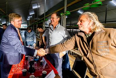 Koning Willem-Alexander bezoekt boer Bart en zijn collega’s op de Veluwe: ‘Ik neem dit mee naar Den 