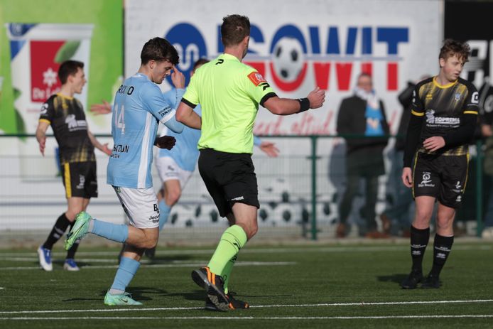 Ref Arno Scheepers wijst naar het midden, nadat Tiemen Wijnen (nr. 14) op beheerste wijze de stand op 2-0 heeft gebracht.