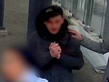 Jong meisje krijgt klappen in gezicht als ze geen mondkapje draagt in tram: ‘Ze was in shock’