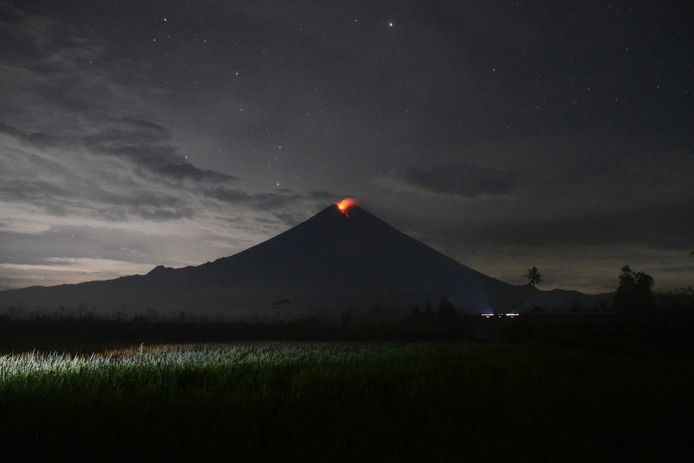 De uitbarsting van de vulkaan Semeru op het Indonesische eiland Java. Zaterdag spuwde de vulkaan grote lavastromen en een stofkolom de lucht in.