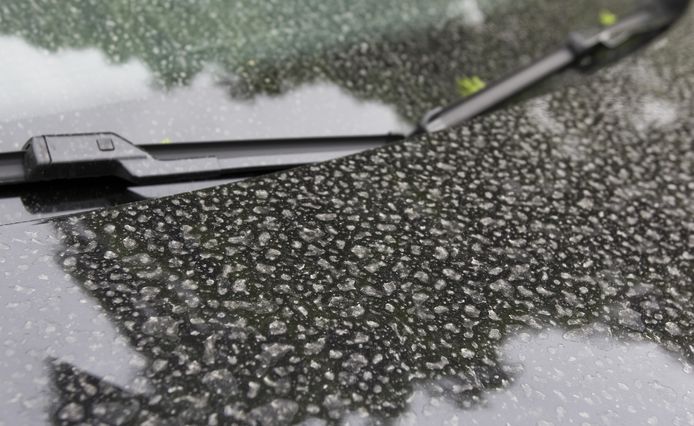 Veel auto's konden in april nadat het Saharazand was neergedaald naar de wasstraat.