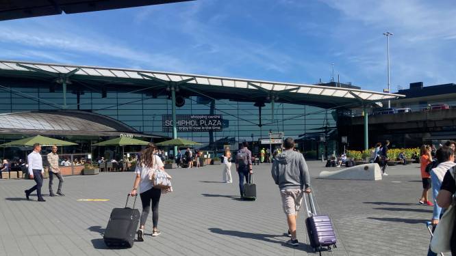 Man ernstig gewond bij val van dak Schiphol Plaza, traumahelikopter geland