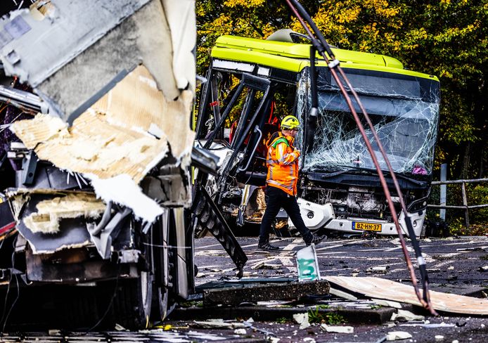 Ravage na de botsing tussen een stilgevallen bus en een trein op een spoorwegovergang in Bergen op Zoom.