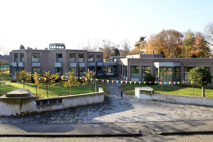 Het voormalige broederhuis Glorieux in Dongen. Het plan om hier honderd voornamelijk Poolse arbeidsmigranten te huisvesten, stuit op stevig verzet van de buurt.
