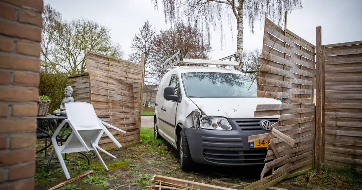 Verkeersruzie loopt compleet uit de hand: auto knalt door speeltuinhek en belandt in achtertuin