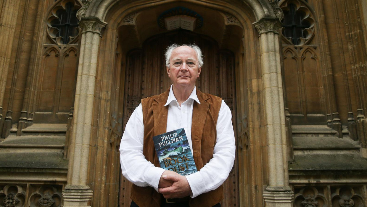Philip Pullman met zijn Book of Dust Beeld AFP