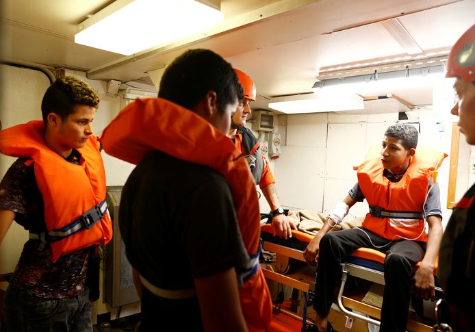 Tunesische migranten aan boord van het Duitse reddingsschip Alan Kurdi wachten tot ze van boord mogen.