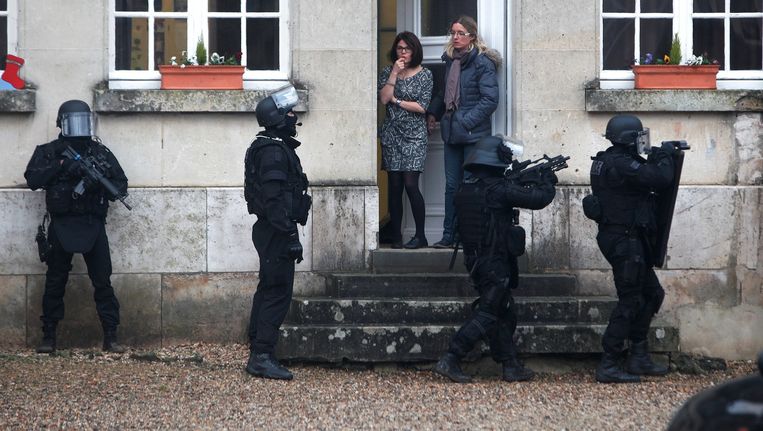 De speciale eenheid van de Franse politie houdt huiszoekingen in Longpont, een dorp met 294 inwoners, ten noorden van Parijs. Beeld AP