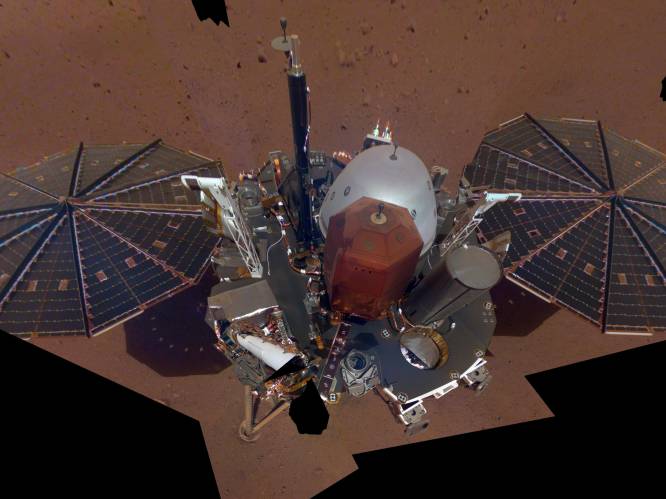 Marsrover InSight maakt tweede selfie: vuil en enkele onderdelen lichter