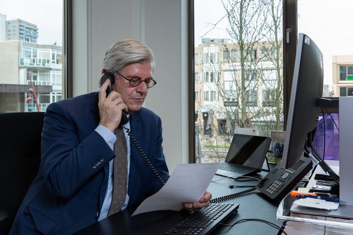 Vanuit een leeg stadhuis bestuurt burgemeester Charlie Aptroot de stad. Op de achtergrond is vanwege de corona-maatregelen een leeg Stadhuisplein te zien.