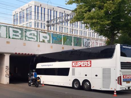 Drie keer gaat het mis bij ‘lage’ spoortunnel in Eindhoven, chauffeurs rijden zich klem