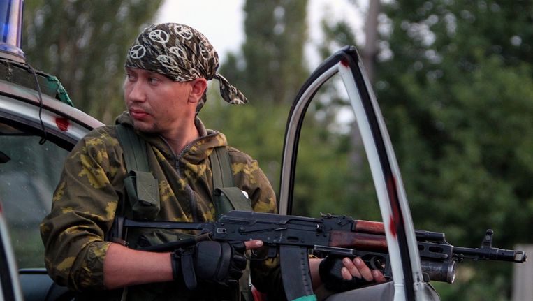 Een gewapende separatist bij een checkpoint zo'n 50 kilometer van Donetsk. Beeld epa