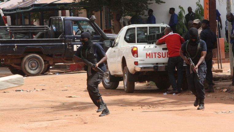 Malinese troepen in actie aan het Radisson-hotel in Bamako. Beeld PHOTO_NEWS