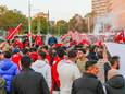 Met Turkse vlaggen wordt bij de Hofpleinfontein in Rotterdam alvast de overwinning van president Erdogan gevierd.
