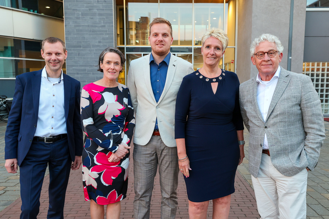 De nieuwe Veldhovense wethoudersploeg: vlnr. Jeroen Rooijakkers, Mariëlle Giesbertz, Thomas van Broekhoven, Caroline van Brakel en Huub Stroeks.