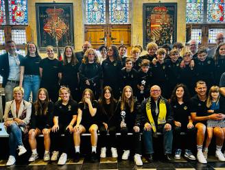 Voetbalclub KSV Oudenaarde met twee kampioenenteams naar het stadhuis