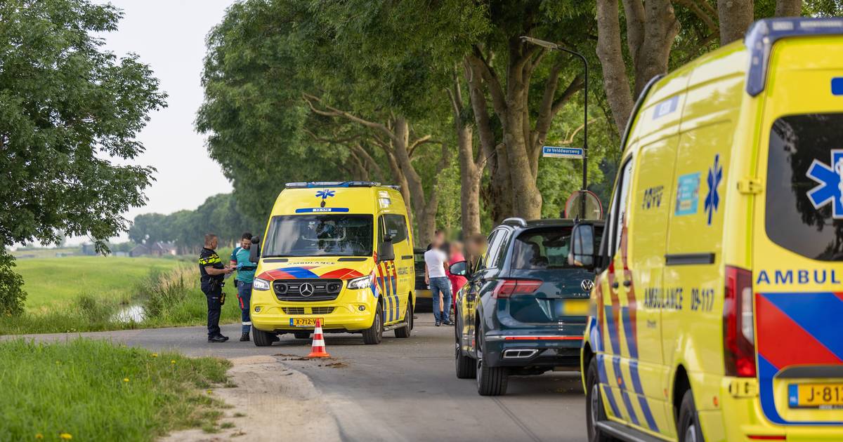 Wielrenner ernstig gewond na botsing met auto, traumaheli landt bij ongeluk