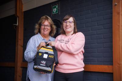 Er moest een AED komen in Klundert, zeker nadat er een buurvrouw overleed: ‘Elk mensenleven telt op 