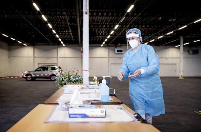 Medewerkers van de GGD in Utrecht nemen coronatesten af in een teststraat in Houten.