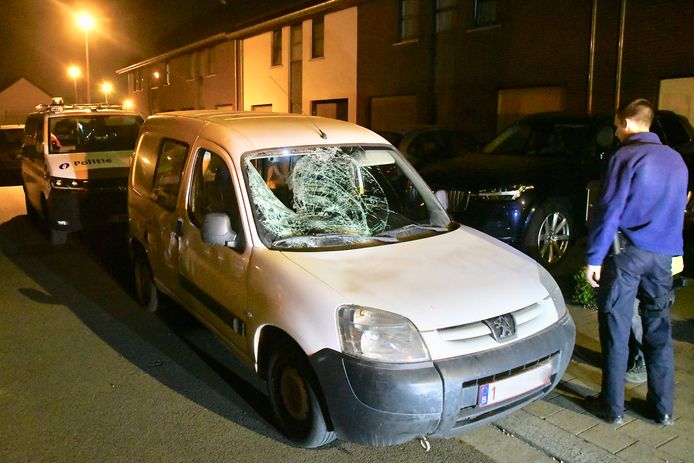 De 66-jarige fietser werd met zijn elektrische tweewieler zomaar van het fietspad gemaaid, langs de Mandellaan in Roeselare. De aanrijder pleegde vluchtmisdrijf maar kon kort nadien worden opgepakt bij hem thuis, in Roeselare.