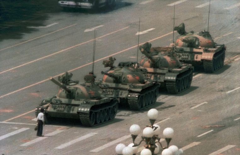 Foto die de Amerikaan Jeff Widener op 5 juni 1989 nam van een man die tijdens de studentenprotesten op het Tiananmenplein in Beijing in zijn eentje voor een kolonne tanks ging staan. Bekend als ‘tankman’. Beeld AP