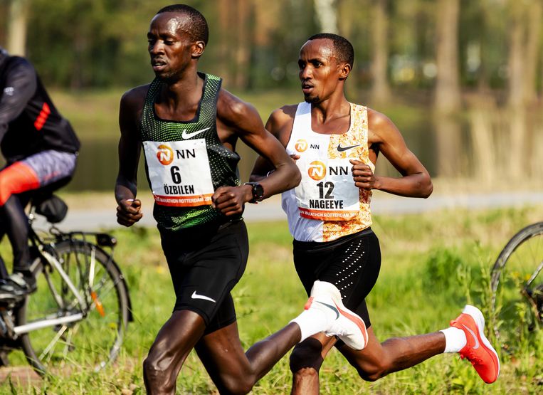 Abdi Nageeye (r) achter de Turks-Keniaanse Kaan Özbilen tijdens de marathon van Rotterdam. Özbilen werd tweede Beeld ANP