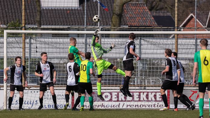 MVV’29-keeper Thijs Goossen stompt de bal weg tegen WVV’34. MVV ging met 1-0 onderuit in de topper van de derde klasse A.