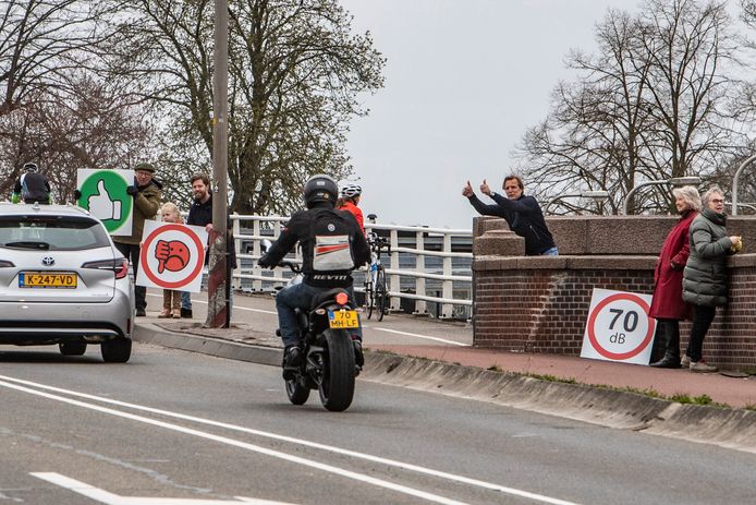 Protest tegen motoroverlast op de Wilhelminabrug in Deventer.