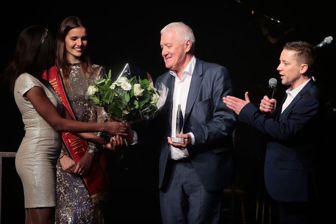 KNOKKE, BELGIUM - DECEMBER 06 : Romanie Schotte handing over the award for coach of the year at Patrick Lefevere pictured during the 26th Kristallen Fiets awards 2017 at the Grand Casino Knokke on December 06, 2017 in Knokke, Belgium, 6/12/17 ( Photo by Jan De Meuleneir / Photonews