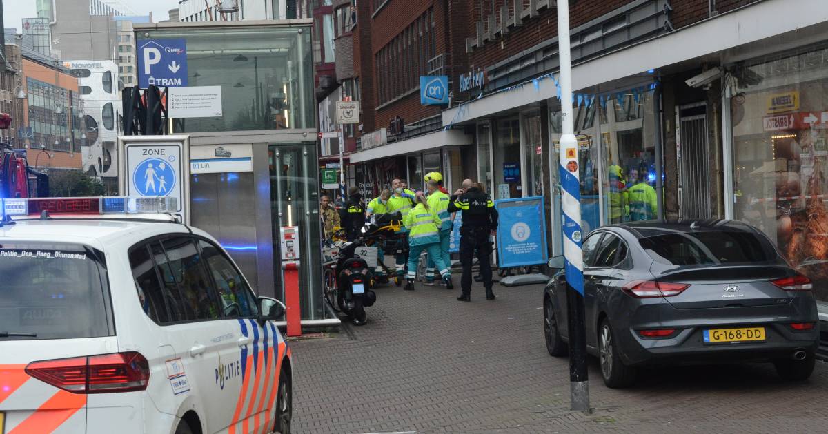 In de Albert Heijn aan de Grote Marktstraat in de binnenstad van Den Haag heeft vanmiddag een steekpartij plaatsgevonden.