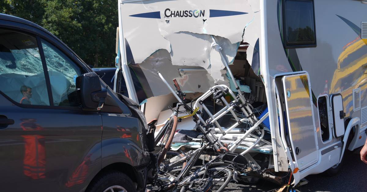 Achterkant camper helemaal aan diggelen na botsing met busje op de A28.
