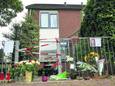 Bloemen, kindertekeningen en kaarsjes bij het huis van de vermoorde vrouw uit Zevenaar in 2013.