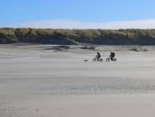 Twee eenzame fietsers trotseren wind en zand