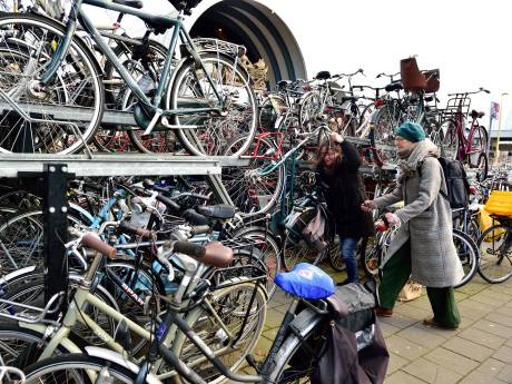 Even zoeken naar parkeerplaats voor fiets: Stationsplein maanden op de schop