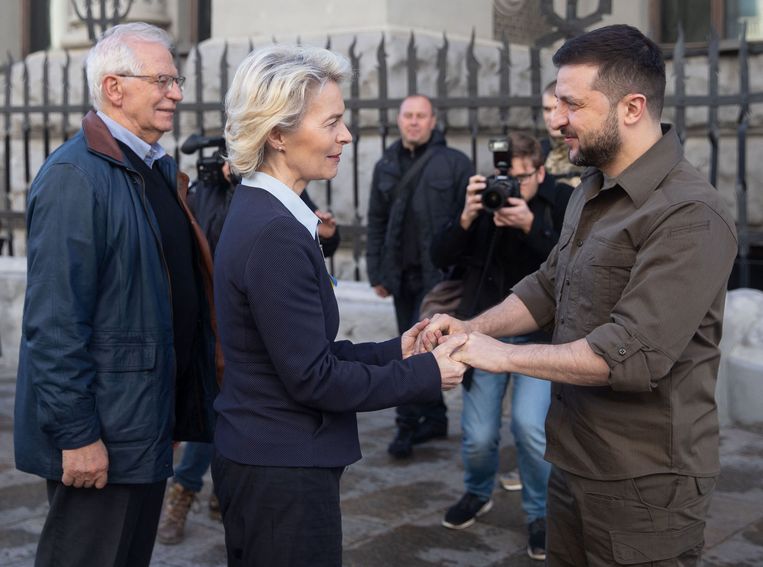 Europees Commissievoorzitter Ursula von der Leyen en buitenlandverantwoordelijke Josep Borrell op bezoek bij de Oekraïense president Volodymyr Zelensky op 8 april. Beeld AFP