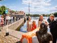 Burgemeester Rob Bats onthult het bronzen borstbeeld met Paulien en Marjet Tolner en tussen hen in Meike Lotterman.