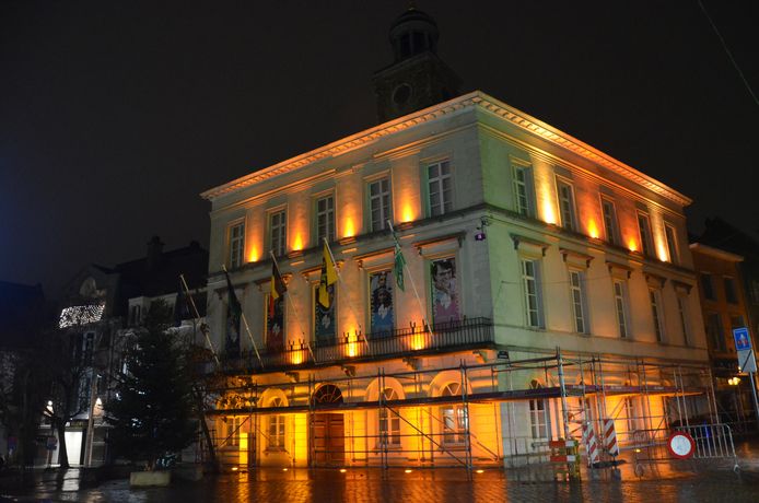 Het oud stadhuis is oranje verlicht in het kader van de wereldwijde campagne ‘Orange the World’ rond geweld tegen vrouwen.
