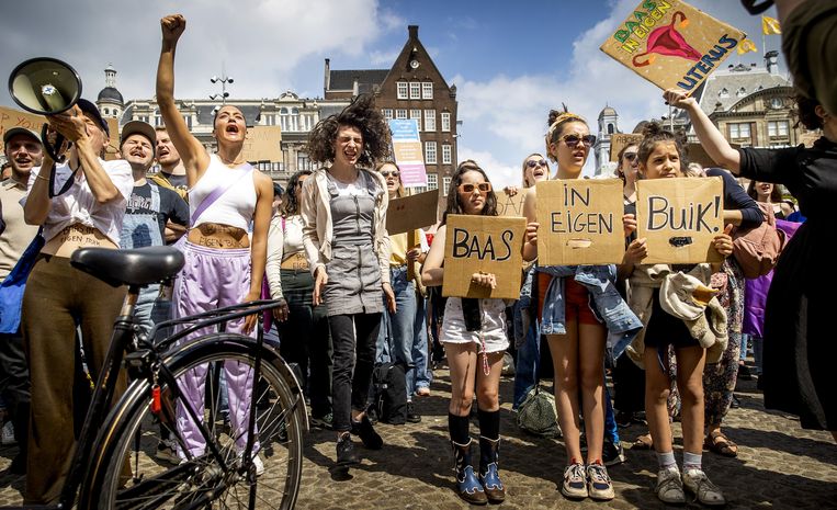 Demonstranten tijdens een solidariteitsdemonstratie voor het abortusrecht op de Dam. Beeld ANP, Koen van Weel