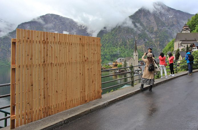 В Гальштате поставили забор, чтобы туристы не видели
