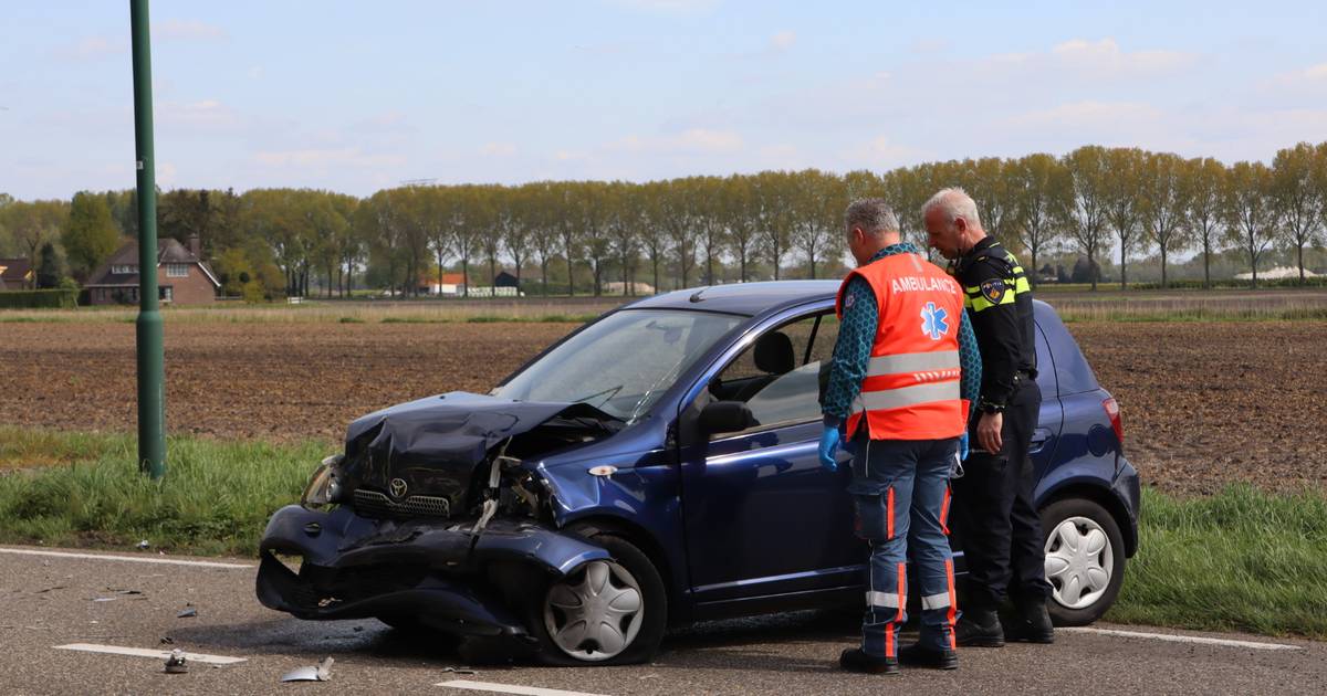 Moeder en twee kinderen naar het ziekenhuis door botsing in Dongen.