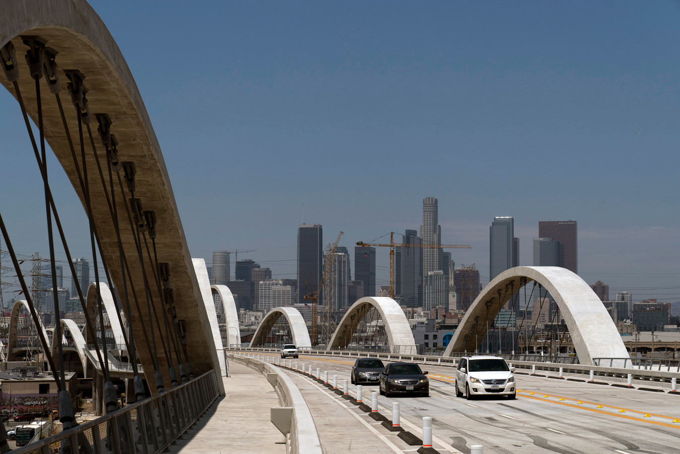 Nieuwe brug in Los Angeles is hotspot voor maffe en gevaarlijke stunts. En nu is er een jongen
