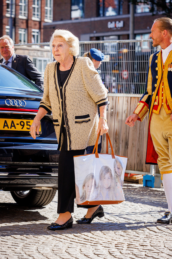 Voorstellen Schots Vervallen Trotse oma: prinses Beatrix weer gespot met tas met foto van kleindochters  | Foto | AD.nl
