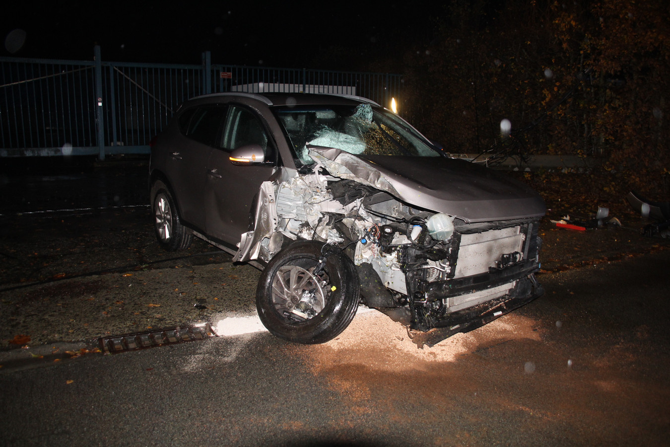 Bestuurder (35) knalt tegen verlichtingspaal, de auto raakte zwaar beschadigd