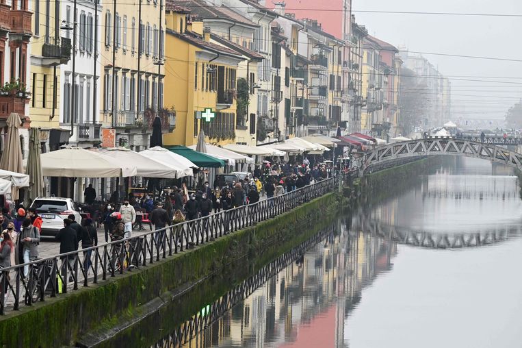 Grote drukte aan de terrasjes aan het Naviglio kanaal in Milaan Beeld AFP