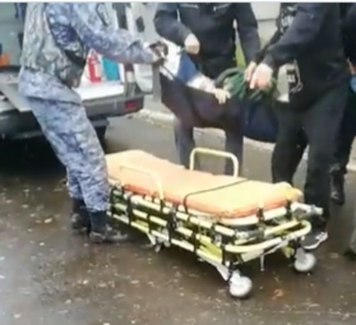 De Russische commandant werd afgevoerd naar het ziekenhuis, zijn toestand is niet duidelijk.