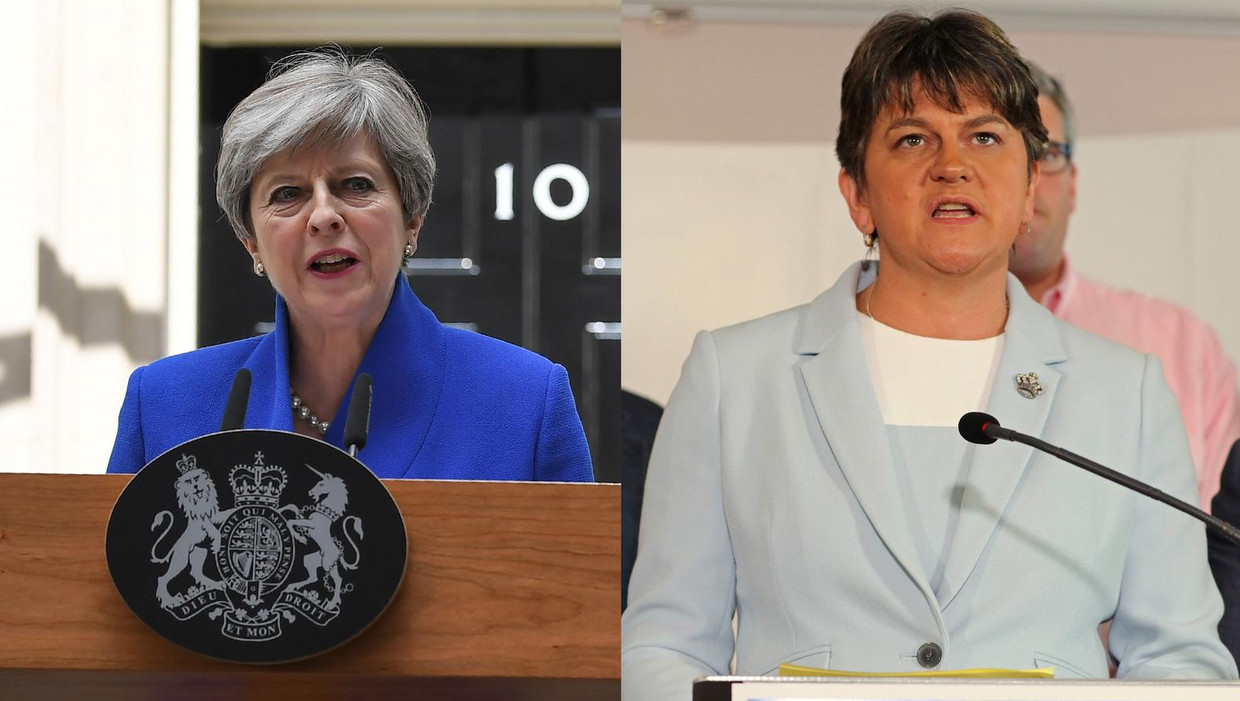 Theresa May (links) en DUP-leider Arlene Foster Beeld afp