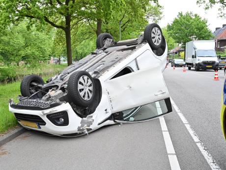 Auto rijdt achter op voorligger in Breda en komt daarna op zijn kop terecht